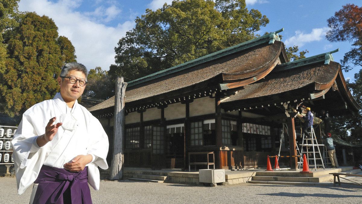 æ‹æ®¿ãªã©ã®å±‹æ ¹ã®ãµãæ›¿ãˆã«ã¤ã„ã¦è©±ã™ç¥žå±±ã•ã‚“ï¼çŸ¥ç«‹å¸‚è¥¿ç”ºã®çŸ¥ç«‹ç¥žç¤¾ã§
