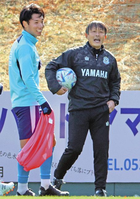 声をかける三浦文丈コーチ。左は上原力也＝磐田市のヤマハ大久保グラウンドで 