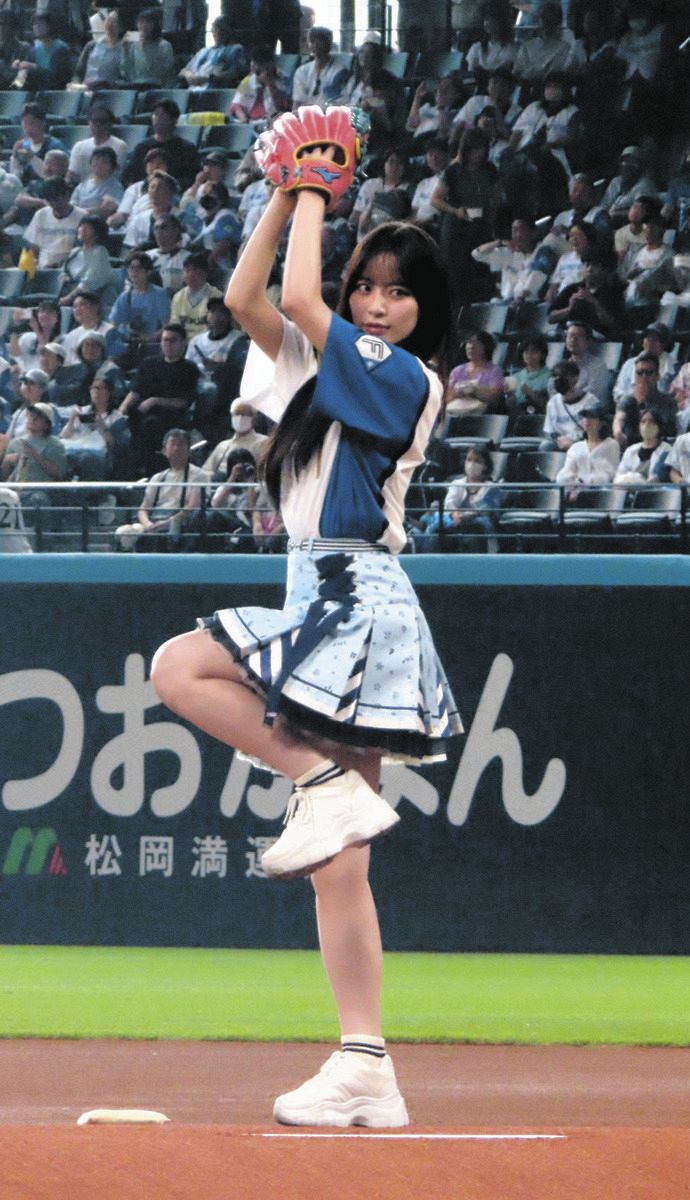 ≠ME・冨田菜々風、日本ハム―ロッテ戦でファーストピッチ ボールは左に