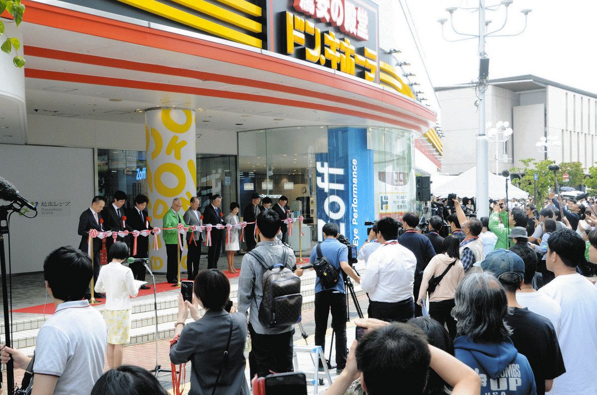 開店を待つ買い物客に見守られる中、テープカットをする関係者＝松本市中央1の松本シェーナで