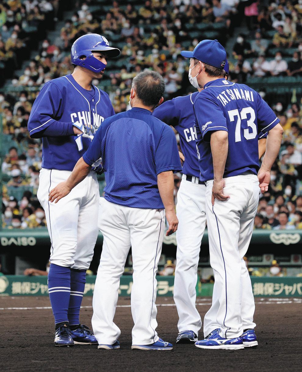 中日・高橋周平に『アクシデント』発生か 2回、二塁打を放った直後、右