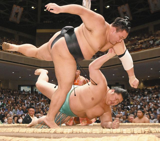 朝乃山２連勝 富商魂で粘って新関脇・琴ノ若を上手投げ、対三役４連勝