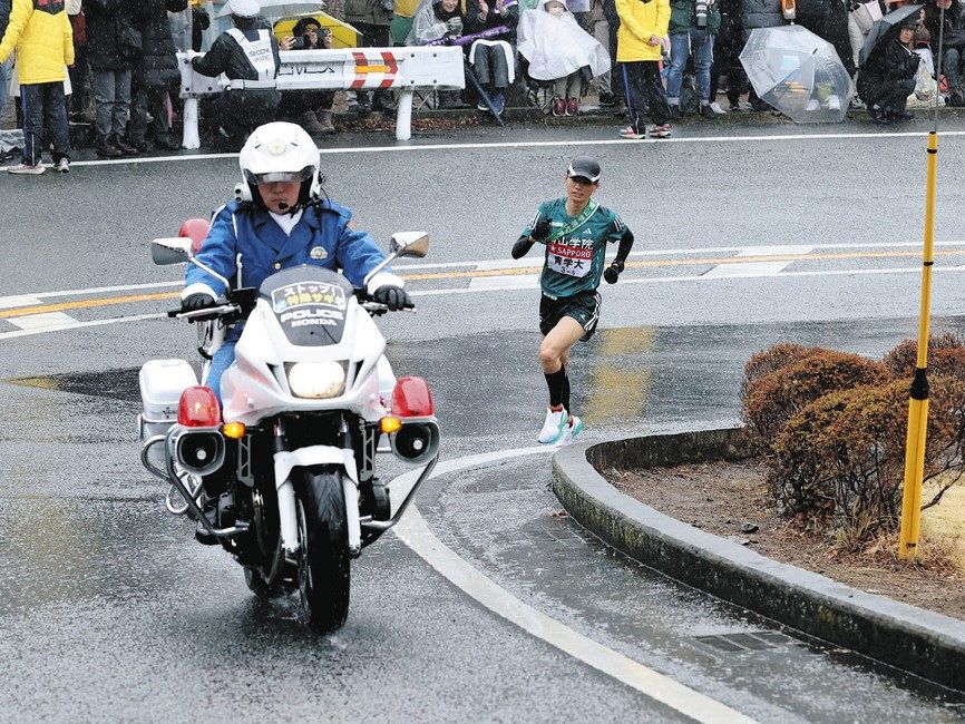 山下りで16校一斉スタート…白バイ隊も大集団で続く異例の光景にネット