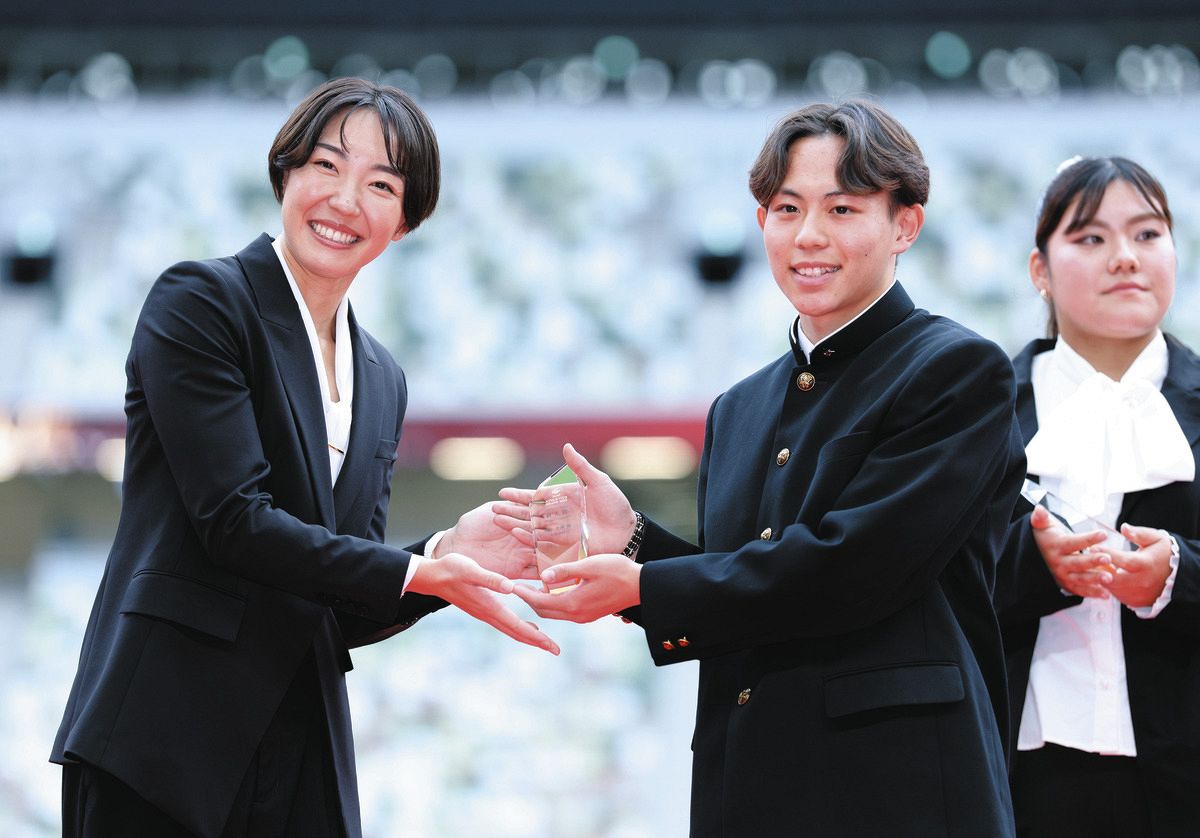 星稜高2年の清水空跳が新人賞、学ラン姿でアワード出席 男子100