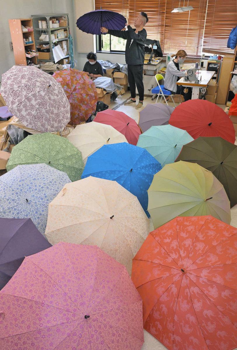 福井洋傘 高級傘 花柄 長傘 雨傘 カラフル高級傘 出番を待つ 梅雨入り前に福井で生産進む：日刊県民福井Web