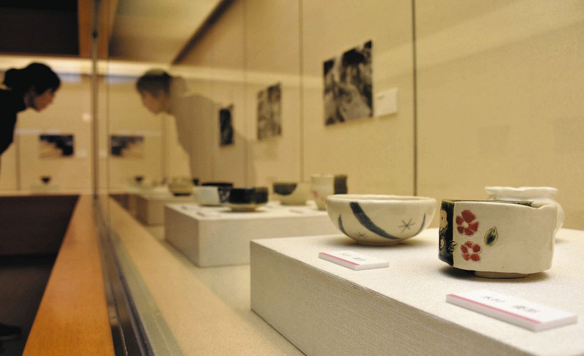 中学生が制作した茶わんが並ぶ会場＝多治見市東町で
