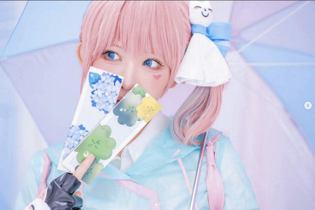 ◇えなこ、ミニのレインウエアで美もも披露 キリコの”雨グッズ 