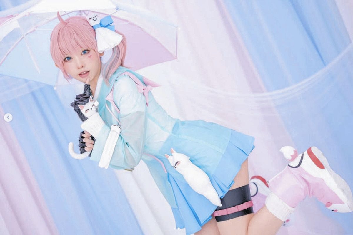 ◇えなこ、ミニのレインウエアで美もも披露 キリコの”雨グッズ 