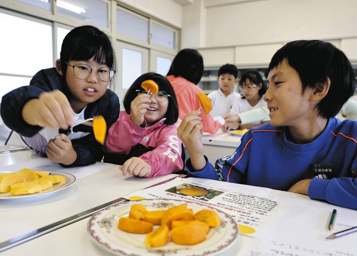 4種類の柿を食べ比べる児童たち＝大野町北小で