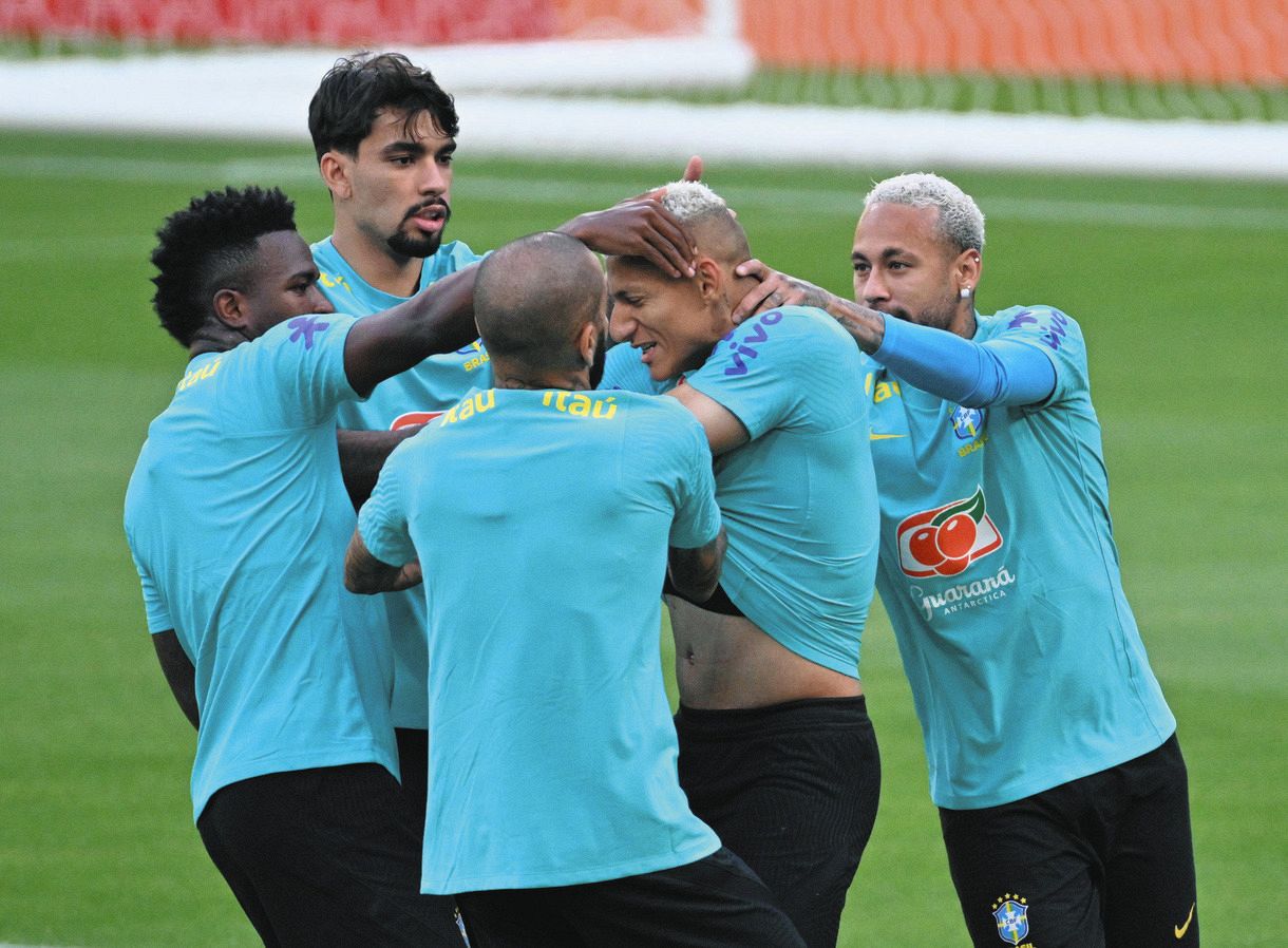 写真 小競り合い 練習中に集まるネイマールらブラジル代表 中日スポーツ 東京中日スポーツ