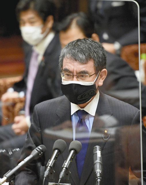 衆院予算委員会で答弁する河野太郎行政改革担当相=8日、国会で