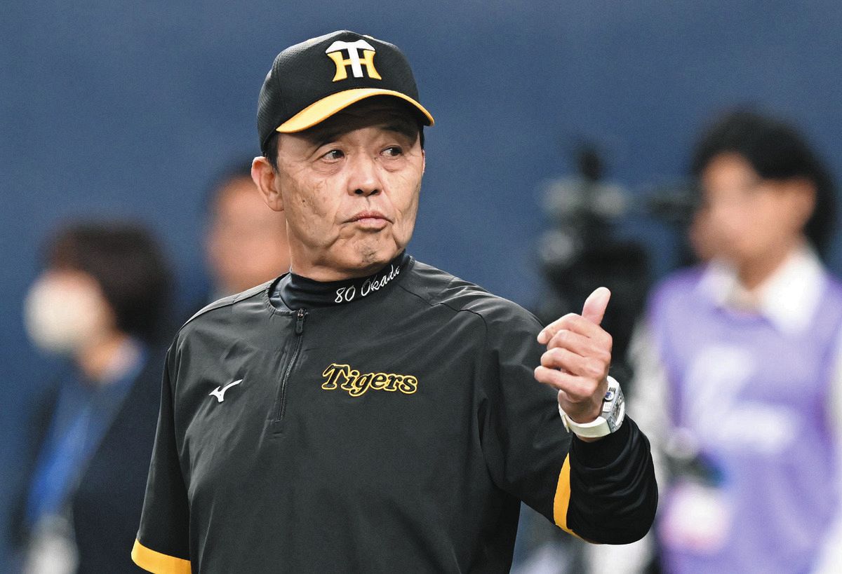 阪神の岡田彰布監督が納得いかず審判に迫るすがたにファン大声援