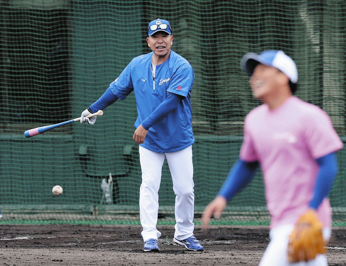 中日に”ピンク3兄弟”！ ボス・井上監督のノックに涌井・柳・斎藤がお