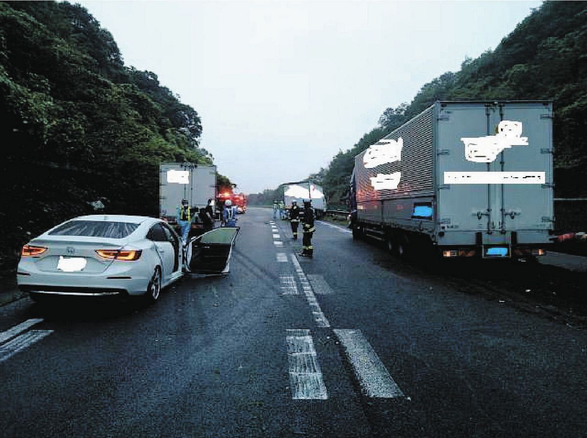 浜松市の東名上り線三ケ日IC付近で多重事故 2人が軽傷：中日新聞