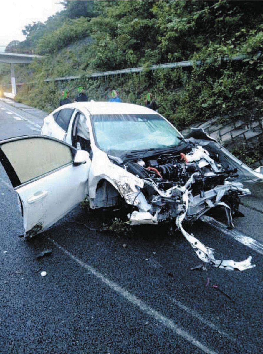 浜松市の東名上り線三ケ日IC付近で多重事故 2人が軽傷：中日新聞
