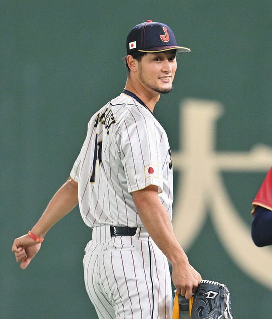 笑顔で練習に向かうダルビッシュ