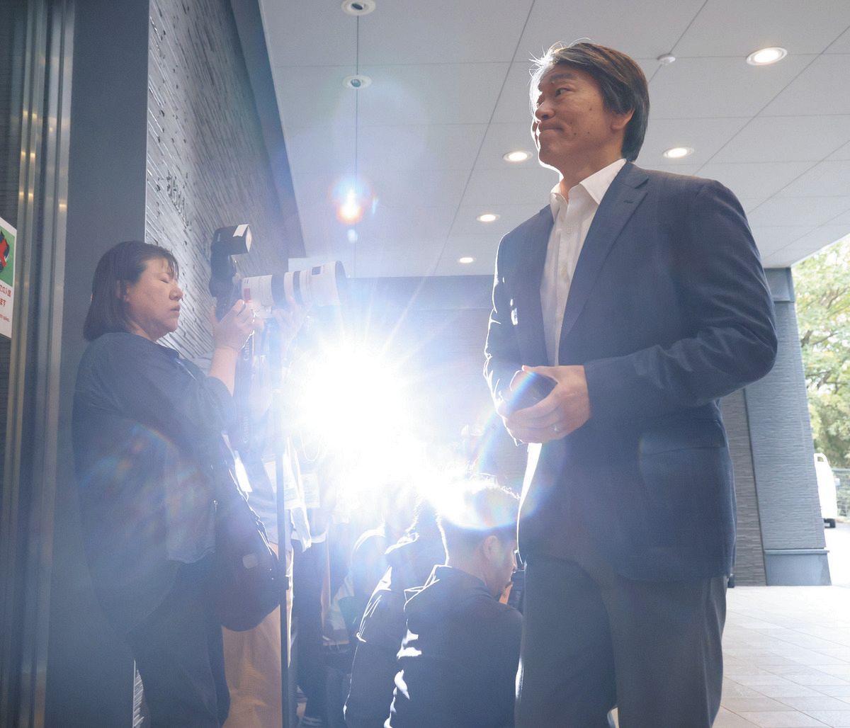 クラブハウスに入る巨人・松井新監督