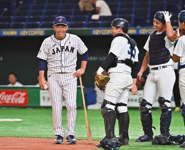 プロ志望高校生合同練習会でノッカーを務めた野球日本代表の井端内野守備走塁コーチ（左）