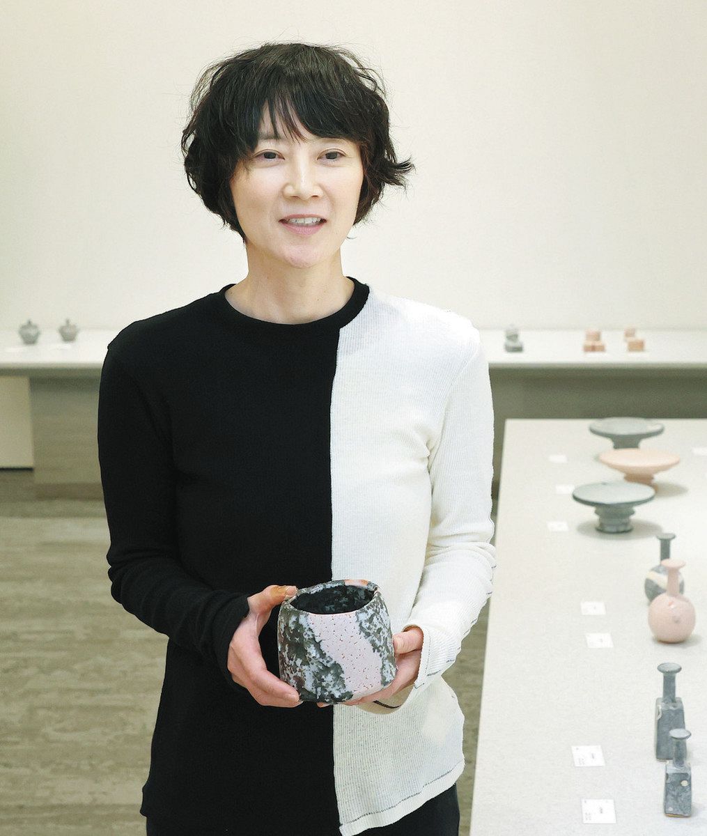 志野焼、三日月や水紋柔らか 陶芸家・林友加さん、名古屋で個展：中日