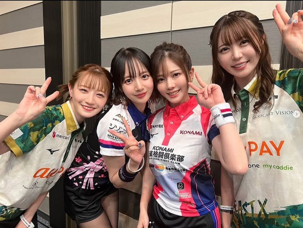 Mリーグ　プルオーバーパーカー　リーグロゴ　グレー　XL 岡田紗佳　サイン入り ◇岡田紗佳、Mリーグ『美女四天王』ショット【写真】：中日スポーツ