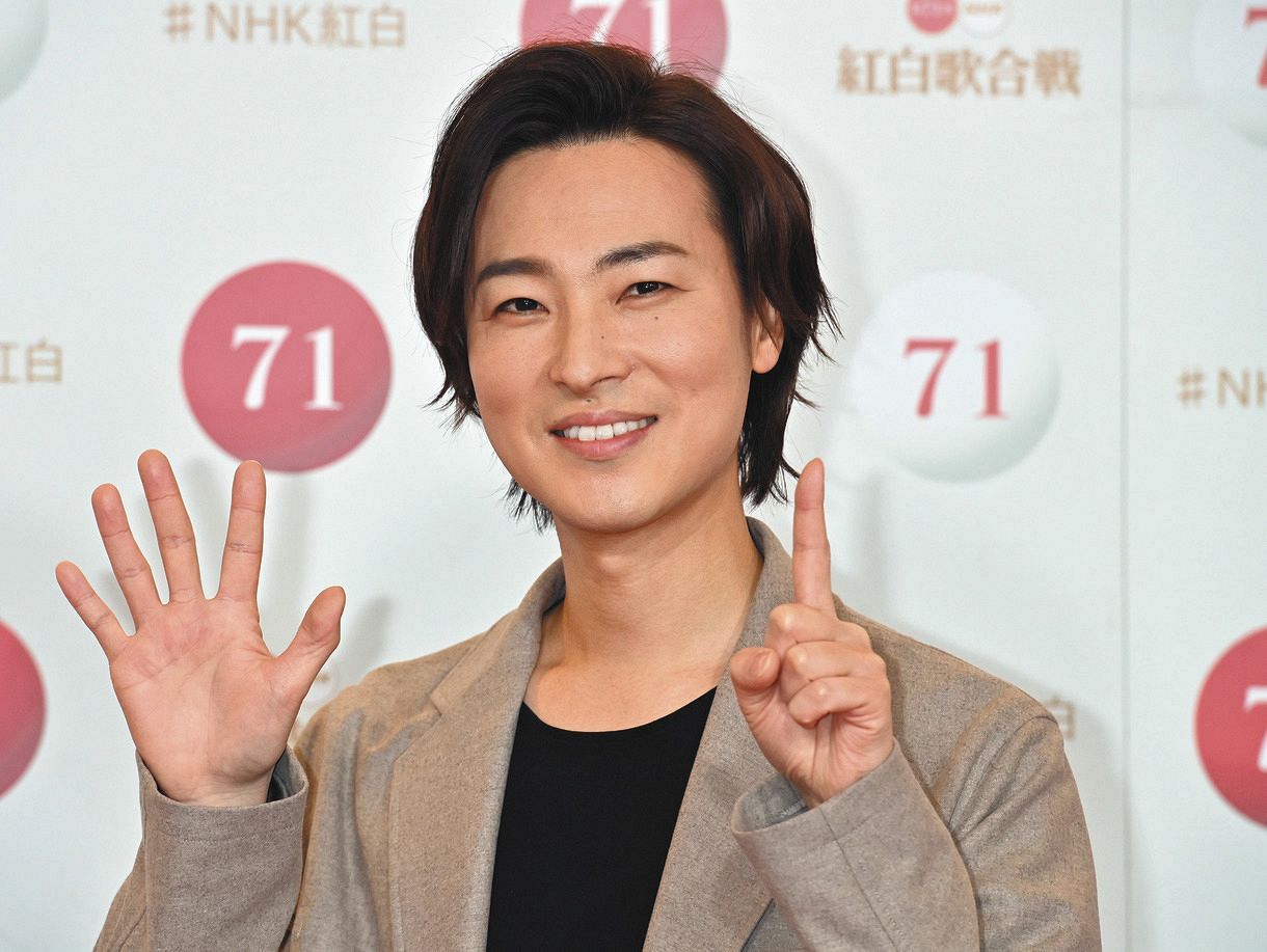 紅白歌合戦のリハーサルを前に取材に応じる山内惠介。今回で６回目の出場のため指を立ててポーズを決める（代表撮影）