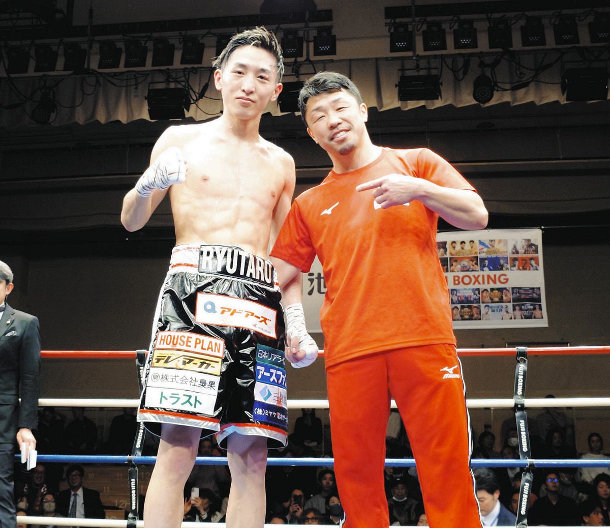 ＫＯ勝利した中垣（左）と八重樫トレーナー