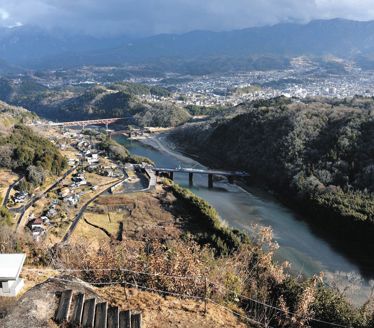 苗木城跡の天守展望台からの眺め。木曽川に架かるリニアの鉄橋（中央）が見える＝中津川市で