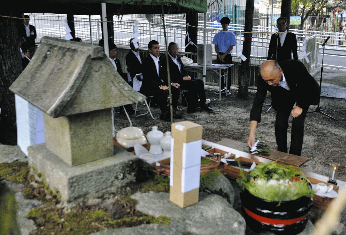 ほこらに玉串を奉納する参列者＝中津川市の実戸地区で
