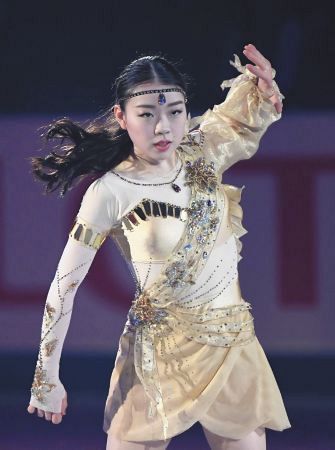 NHK杯のエキシビションで演技する紀平梨花