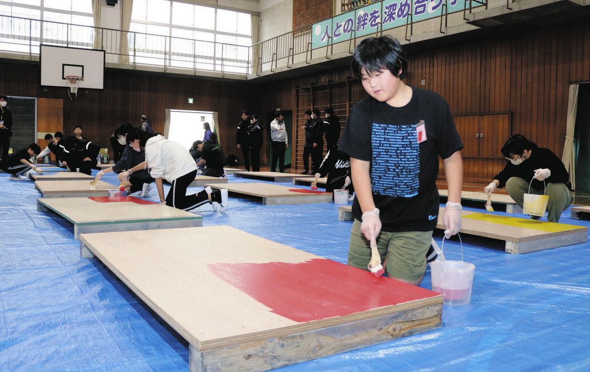 ジャンプ台塗装体験 東海・緑陽小6年児童、業者指導で：中日新聞Web