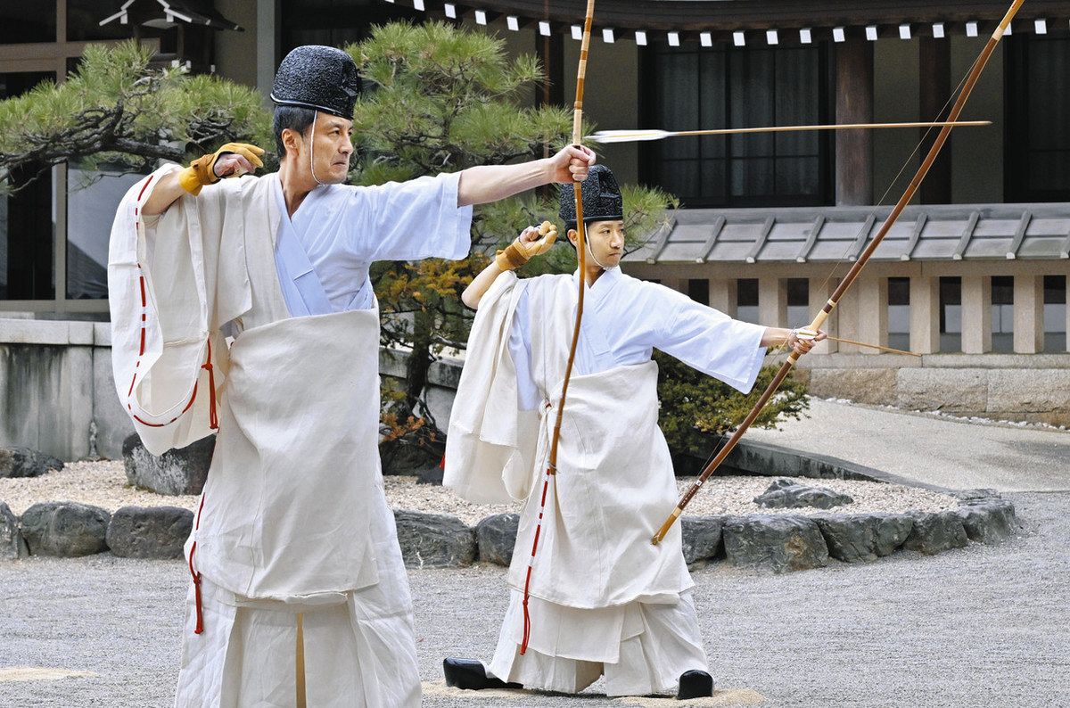 縁起物「千木」われ先に 熱田神宮で歩射神事：中日新聞Web