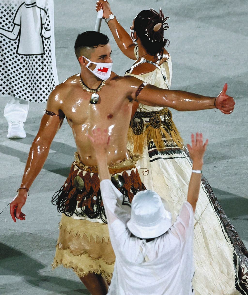 東京にも 裸の戦士 降臨 トンガ入場行進に テカテカだー 最高 かっこええー 東京五輪 開会式 中日スポーツ 東京中日スポーツ