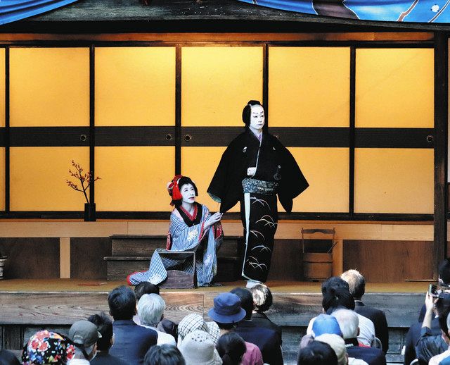 飛び交うおひねり、盛大な拍手 3年ぶり有観客で大鹿歌舞伎：中日新聞Web