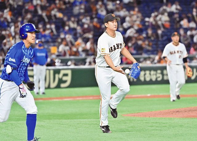 巨人―ＤｅＮＡ　５回表２死、田中俊（左）のゴロを一塁へトスする巨人先発の菅野