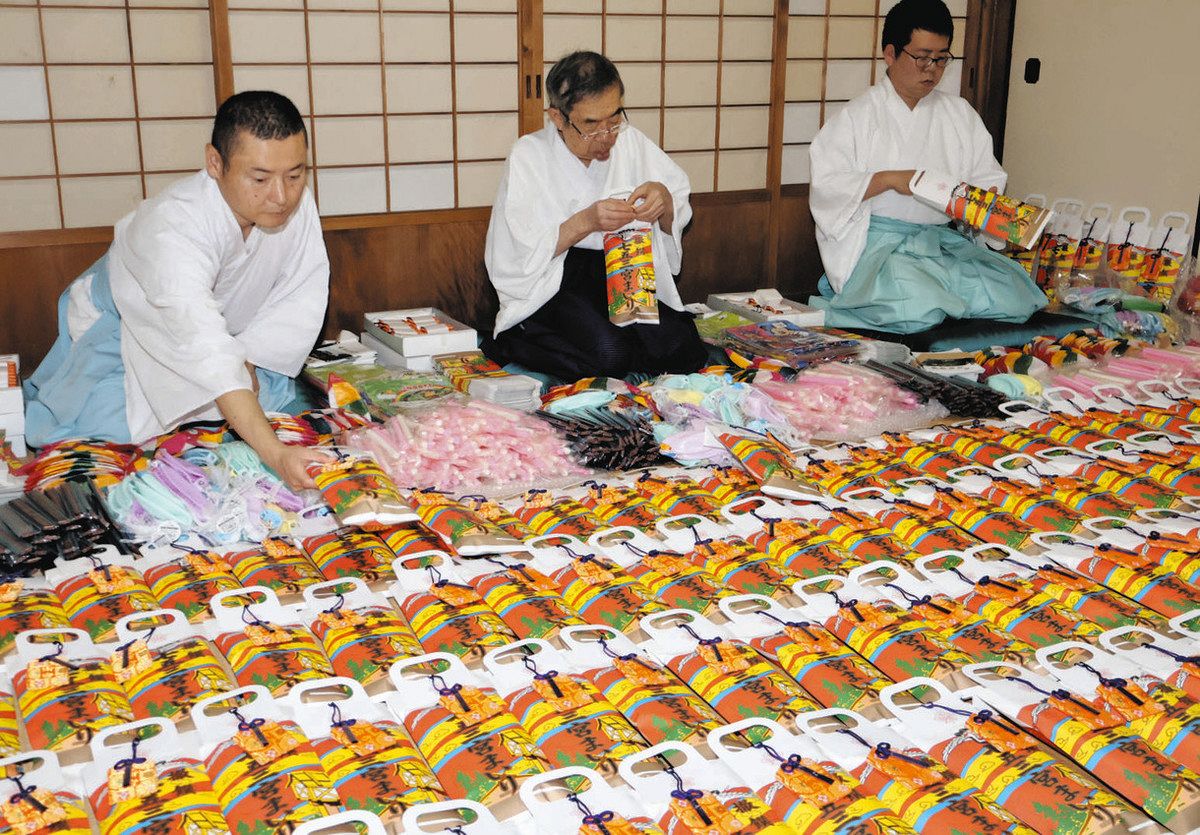 健やかな成長願い千歳飴 四日市・諏訪神社で七五三に向け袋詰め：中日