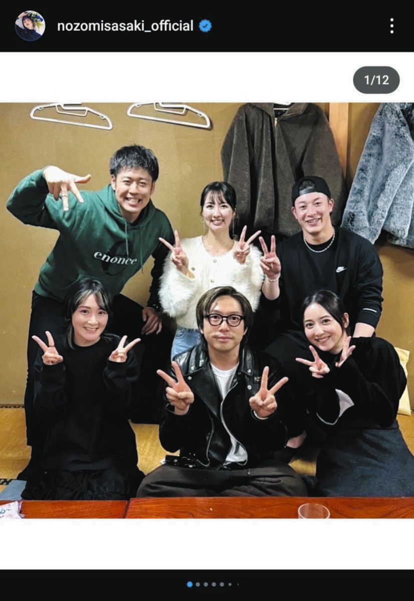 佐々木が公開した「プチ秋田県人会」。（後列左から）Ｂ１秋田の田口成浩、フリーの相場詩織アナウンサー、吉田。（前列左から）生駒、歌手の高橋優、佐々木希。