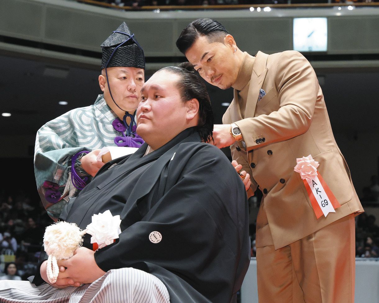 ◇元中日・中田翔さんら元照ノ富士の伊勢ケ浜親方の断髪式に訪れた著名