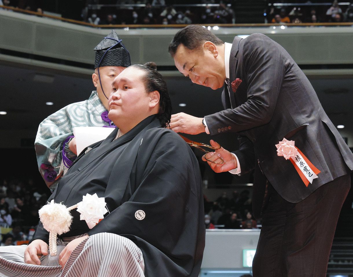 ◇元中日・中田翔さんら元照ノ富士の伊勢ケ浜親方の断髪式に訪れた著名