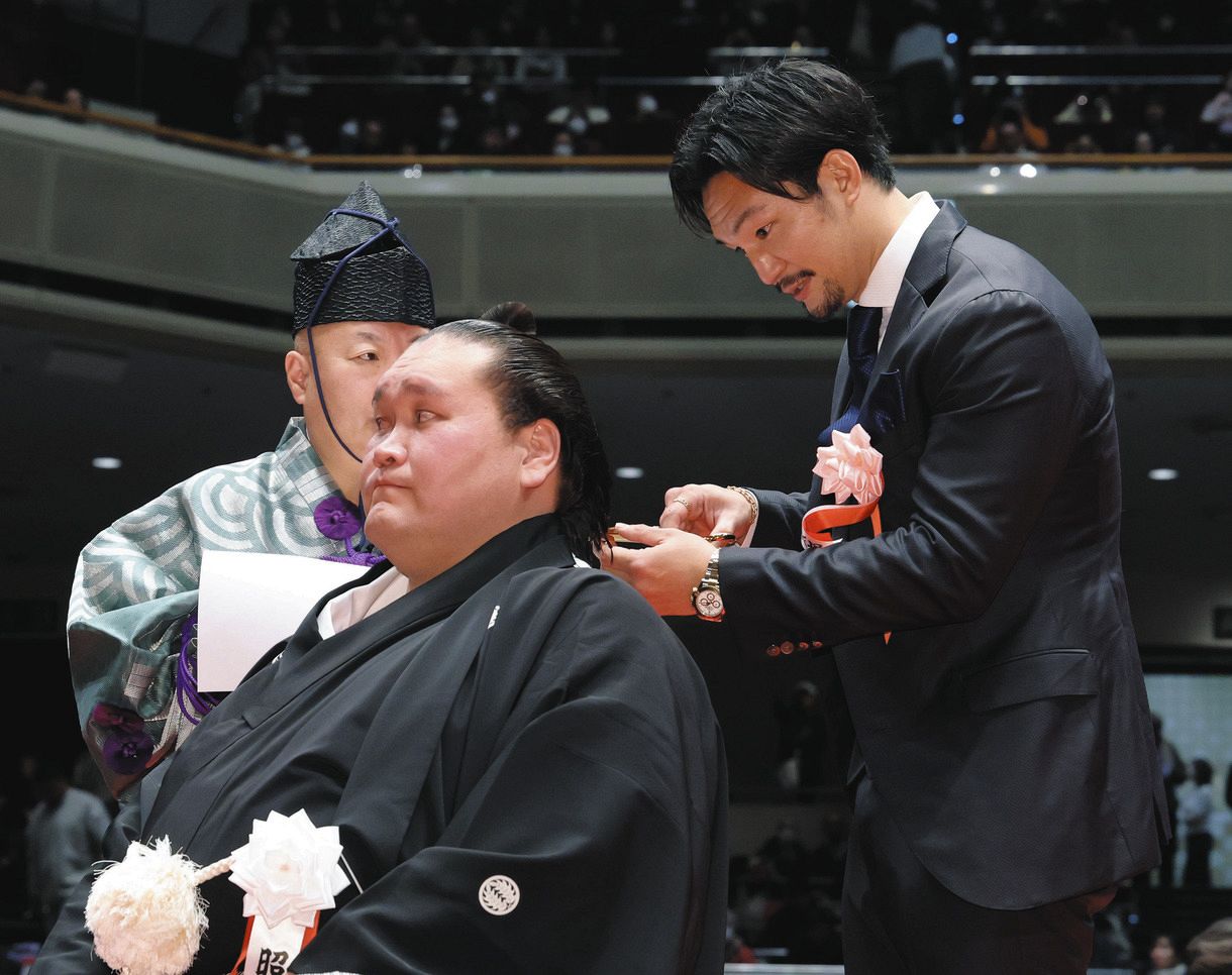 照ノ富士断髪式　イス席チケット 2枚セット ◇元中日・中田翔さんら元照ノ富士の伊勢ケ浜親方の断髪式に訪れた著名
