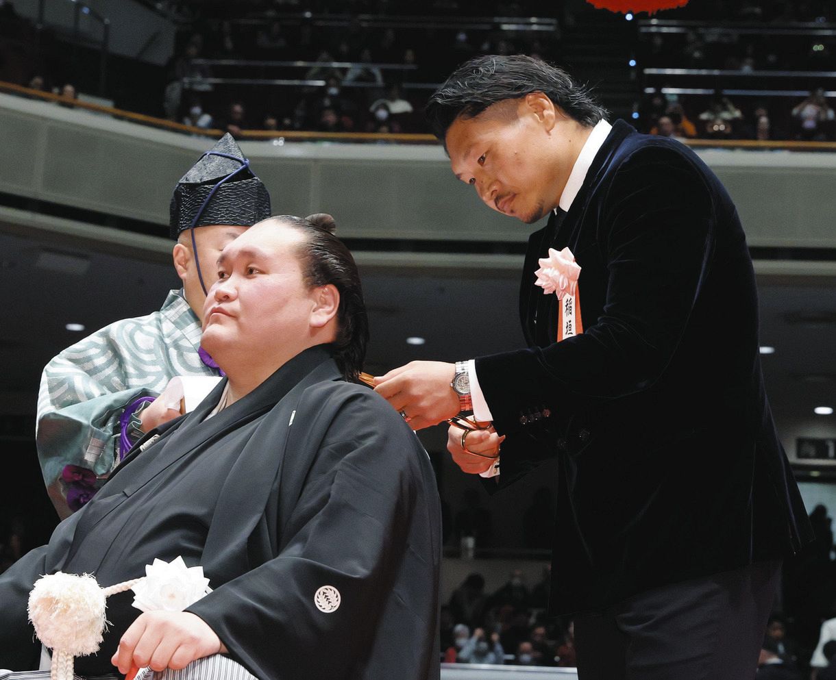 ◇元中日・中田翔さんら元照ノ富士の伊勢ケ浜親方の断髪式に訪れた著名