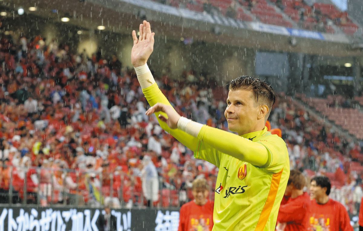 名古屋グランパス・GKランゲラックの豊田スタジアム最終戦は涙雨 笑み