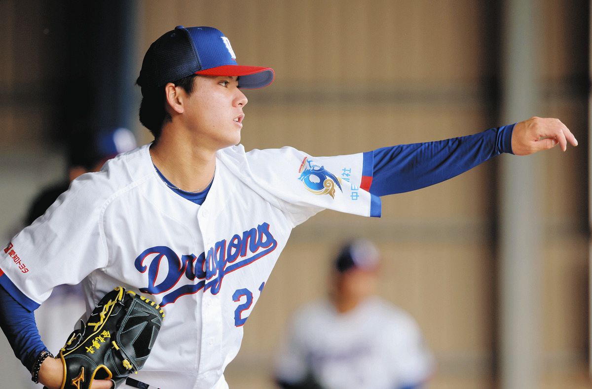 中日・金丸夢斗、MLB公式球でキャッチボール 浅尾投手コーチを相手に約 