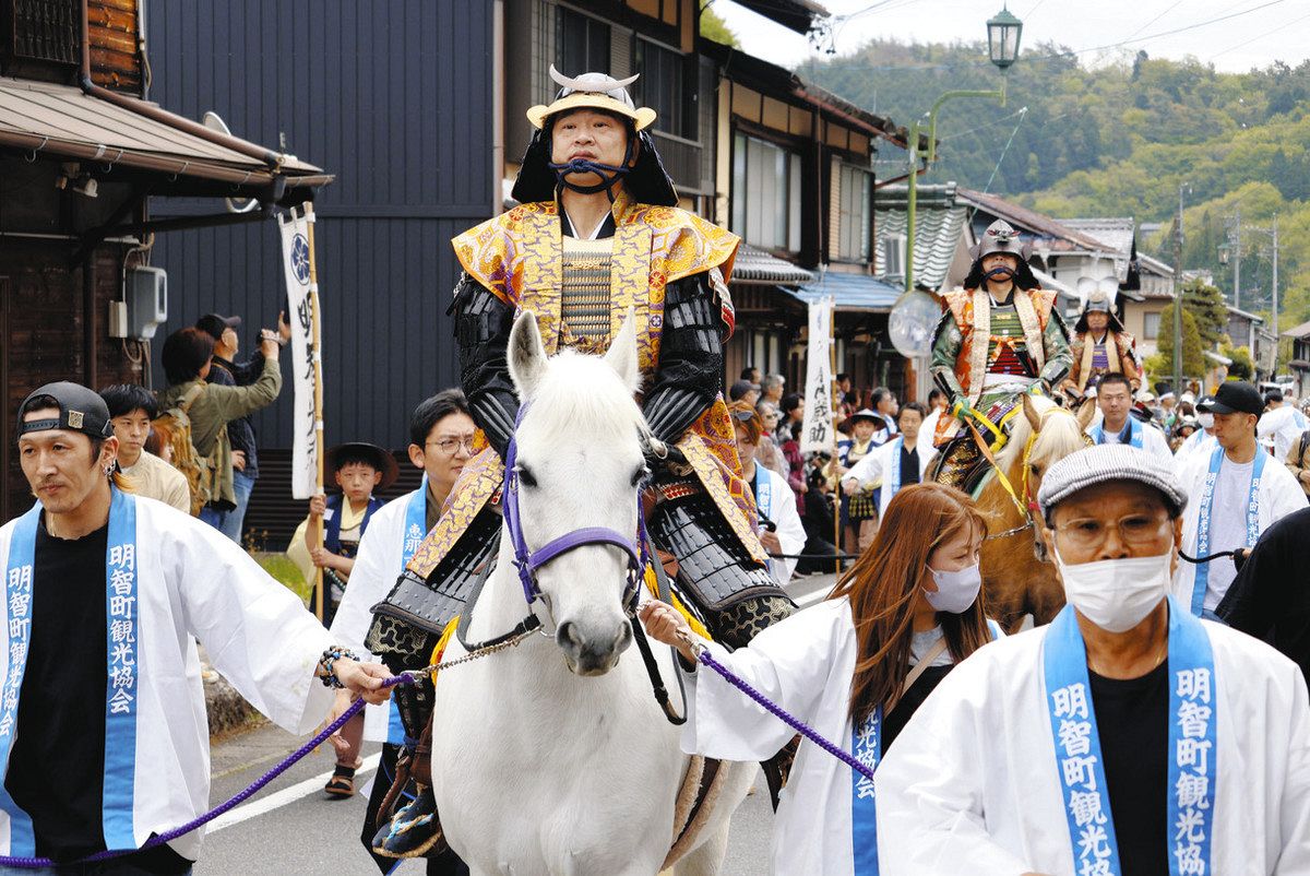武将になりきって練り歩く参加者ら＝恵那市明智町で