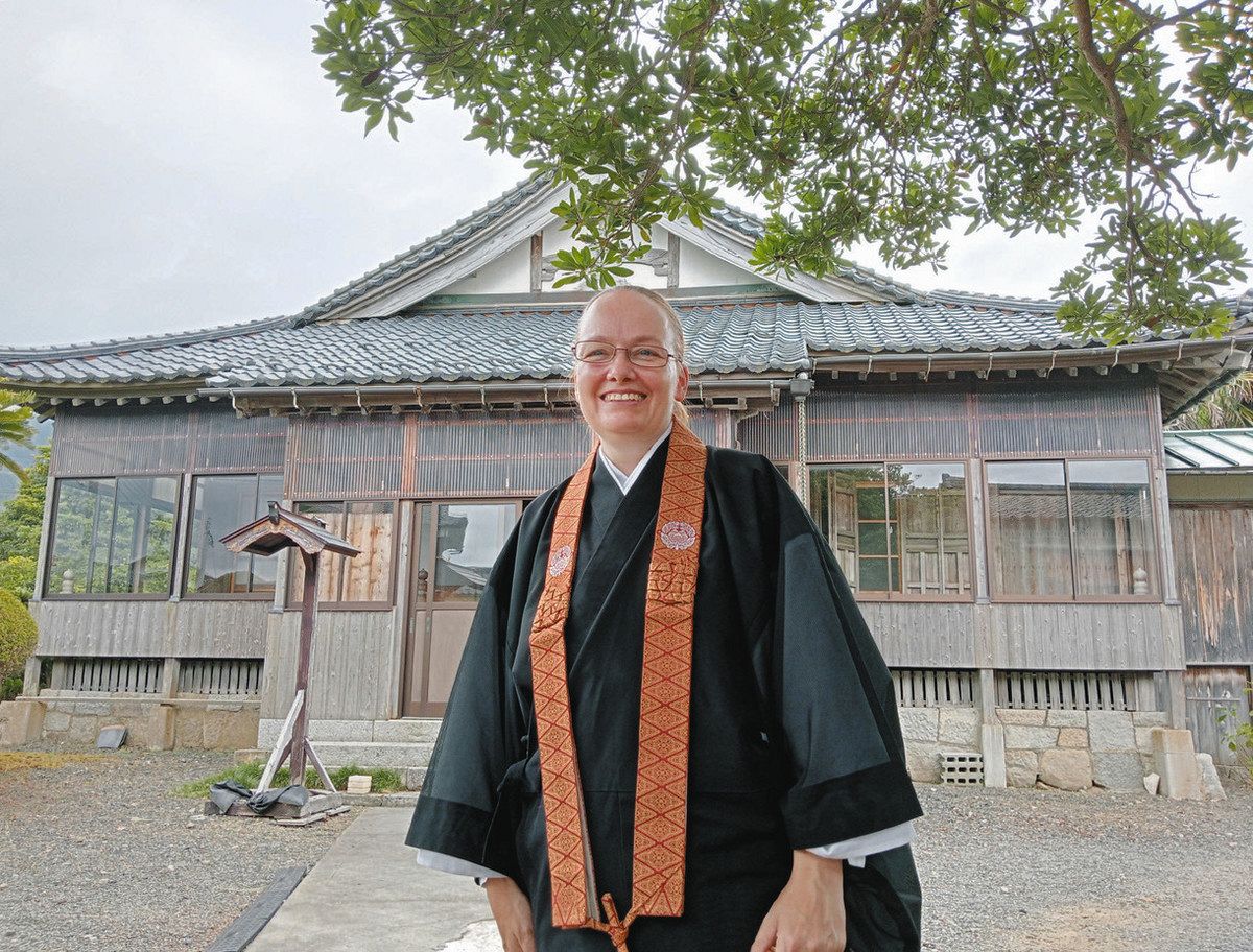 女性スタッフ街撮り ママさん スイス出身ジェシーさん、敦賀・高雲寺の住職に 母の安楽死きっかけで仏教の道へ：中日新聞Web