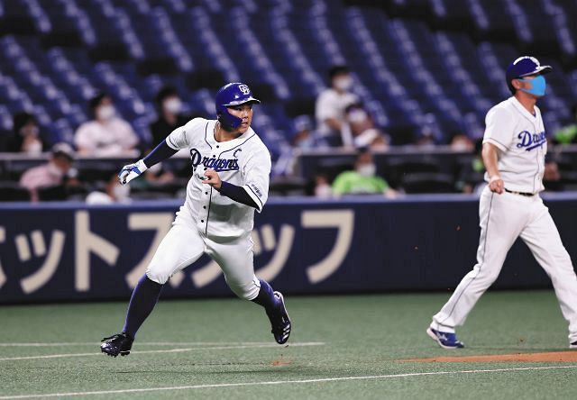 6回裏無死一、二塁、阿部の右越え二塁打で本塁に向かう高橋＝7月31日、ナゴヤドームで