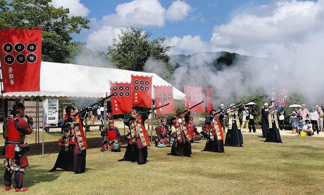 きょうのイチオシ】火縄銃ごう音 歴史語る 五箇山塩硝鉄砲隊が演武