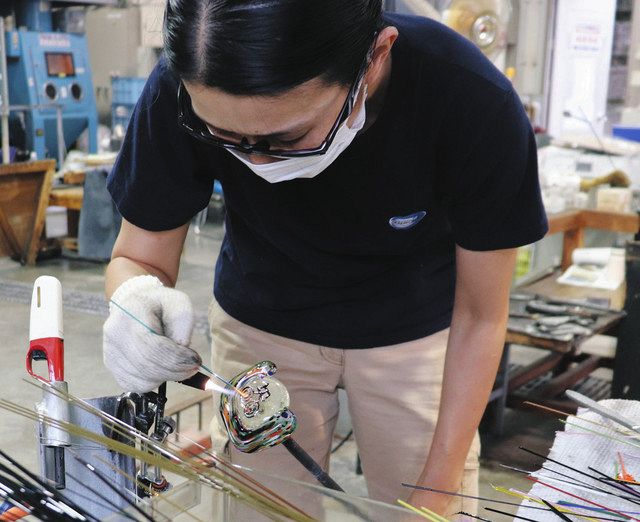 オカザえもん文鎮、カラフル10色 廃瓶材料「リサイクル興味