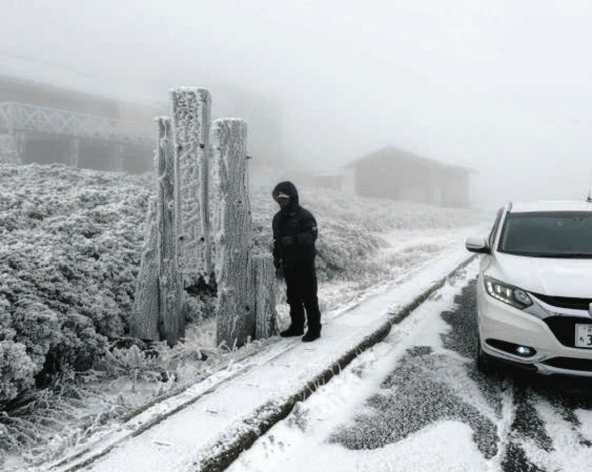 北アルプスの乗鞍岳・畳平、冬景色に 過去10年の平均より13日遅い初雪