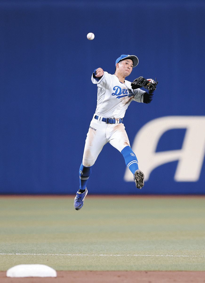 出た！忍者プレー 中日・田中幹也、“中前打”に追いつき好捕