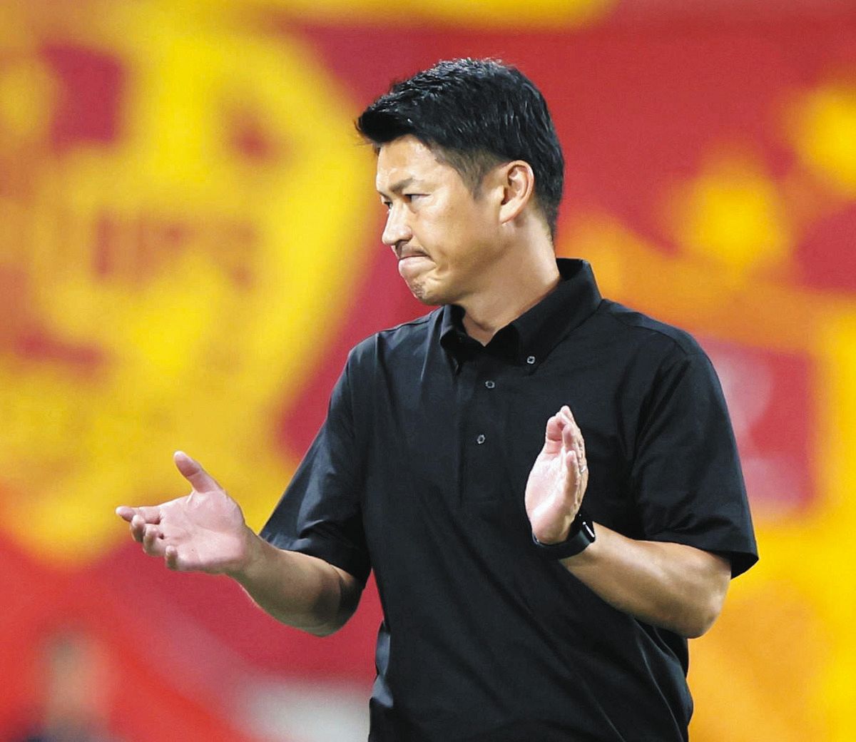 試合に勝利し、手をたたく神戸・吉田孝行監督